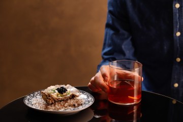 Sazerac cocktail, food pairing con ostrica e mela verde