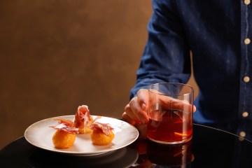 cocktail sazerac abbinato a palline di parmigiano reggiano e jamon iberico