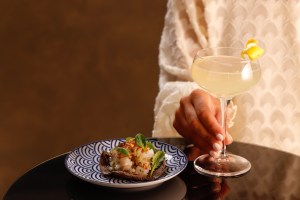 French 75 e tostada con tartare di orata