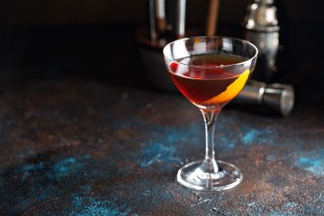 Guida completa al vermouth: storia, ricette cocktail, conservazione e uso in cucina