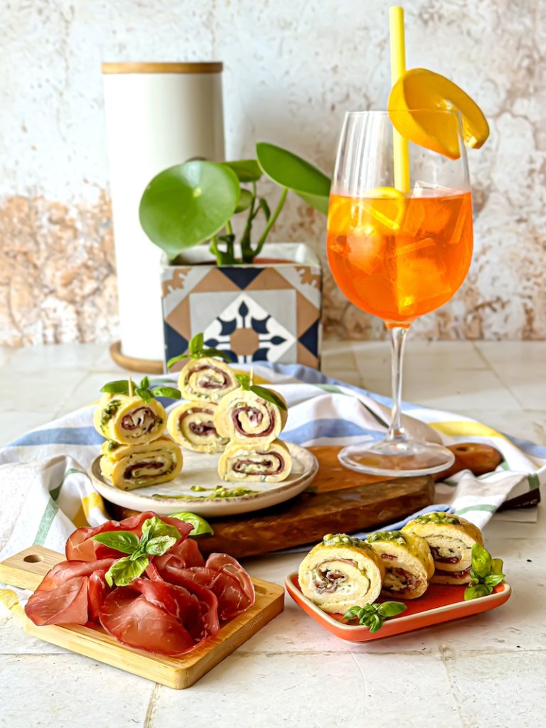 Rotoloni di Frittata con Pesto, Formaggio Spalmabile e Bresaola con Spritz