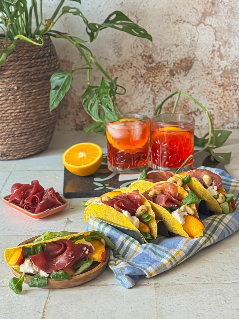 Tacos Estivi con Bresaola e Pesca in abbinamento al Negroni