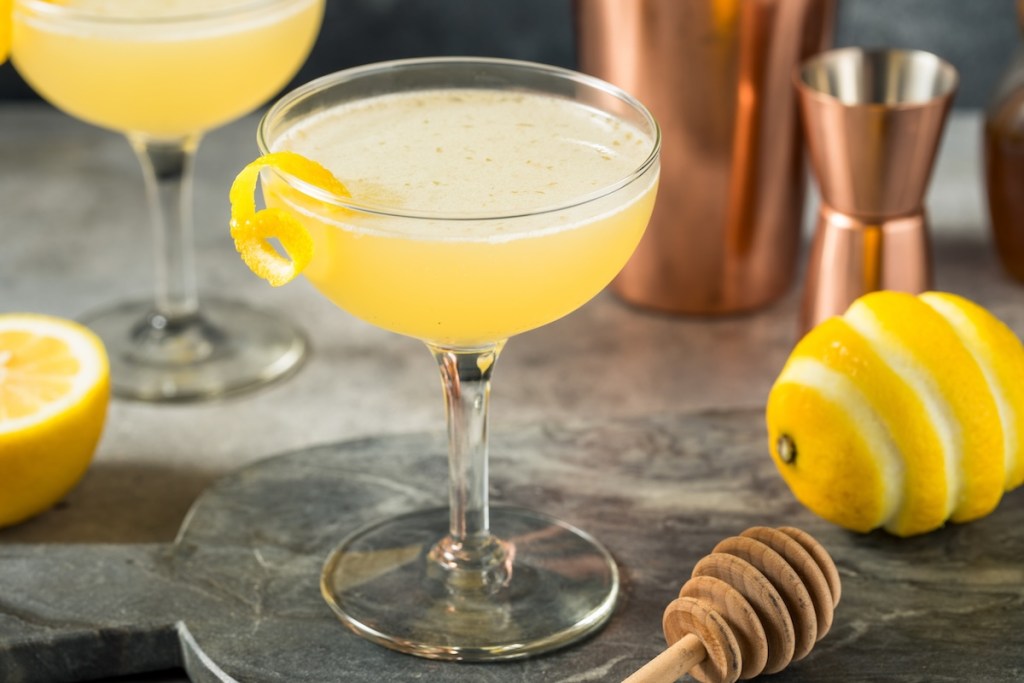Bee's Knees: la ricetta del cocktail con gin e miele