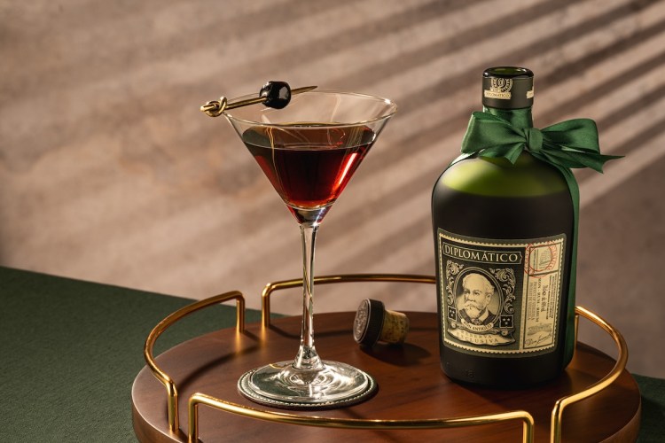 Manhattan cocktail con rum Diplomatico