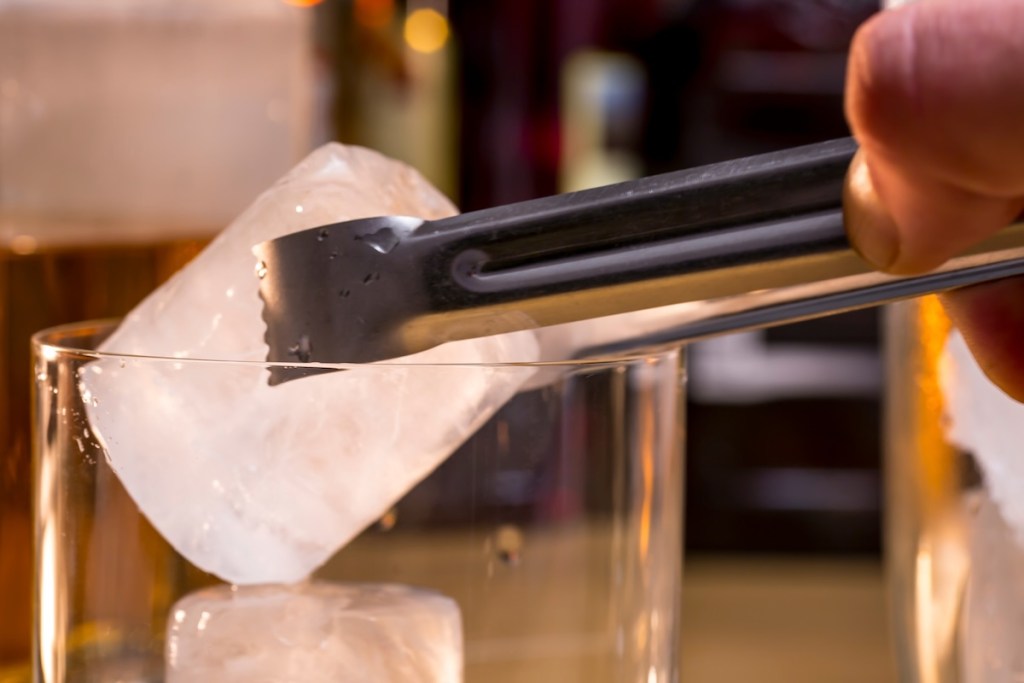 attrezzatura barman: pinze per ghiaccio