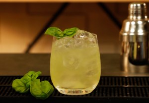Gin Basil Smash ricetta del cocktail con basilico